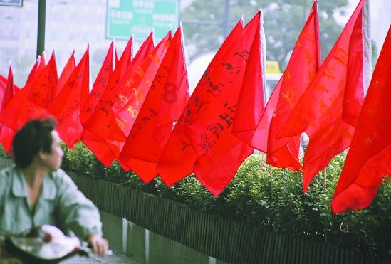 雨天车辆抛锚 李沧交警发现及时救助